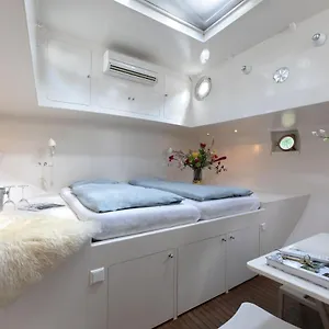  Bed and Breakfast Houseboat Volle Maan